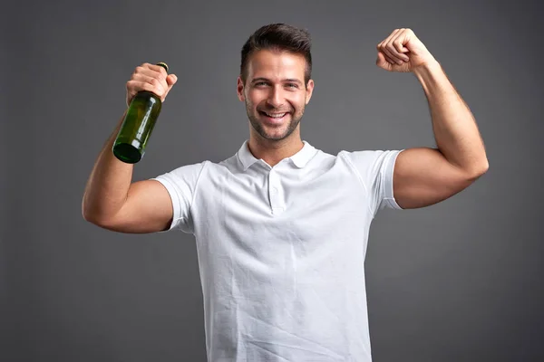 Jonge Man met een biertje — Stockfoto